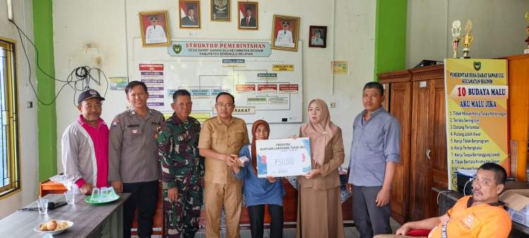 Penyaluran BLT Dana Desa kepada warga penerima di Kantor Desa Darat Sawah Ulu Bengkulu Selatan