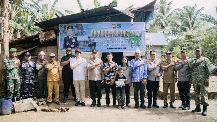 Kapolda Bengkulu Irjen Pol Mardiyono meletakkan batu pertama program bedah rumah di Desa Meok Pulau Enggano