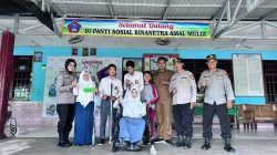 Kapolsek Kampung Melayu menyerahkan bantuan kursi roda dan alat bantu disabilitas kepada siswa SLB di Kota Bengkulu