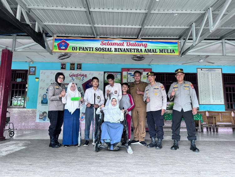 Kapolsek Kampung Melayu menyerahkan bantuan kursi roda dan alat bantu disabilitas kepada siswa SLB di Kota Bengkulu