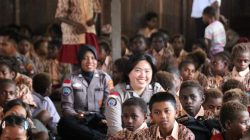 Bukan Sekadar Tugas! Momen Hangat Satgas Damai Cartenz di Mimika