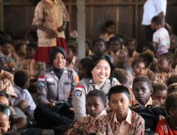 Bukan Sekadar Tugas! Momen Hangat Satgas Damai Cartenz di Mimika