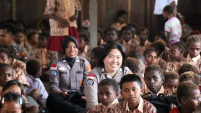 personel Satgas Operasi Damai Cartenz berinteraksi dengan siswa SD Negeri Pomako 1 Mimika dalam kegiatan bakti sosial dan edukasi