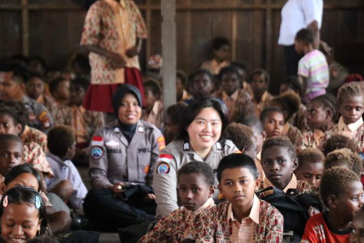 personel Satgas Operasi Damai Cartenz berinteraksi dengan siswa SD Negeri Pomako 1 Mimika dalam kegiatan bakti sosial dan edukasi