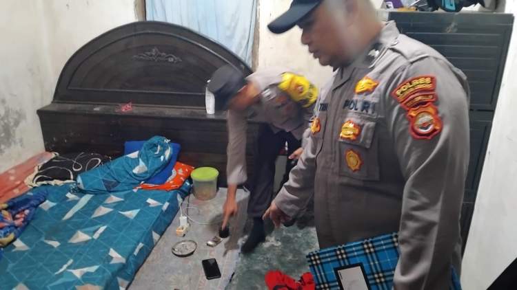 Petugas kepolisian melakukan penyelidikan di lokasi rumah seorang pelajar 16 tahun di Desa Air Bening, Kecamatan Bermani Ulu Raya, Rejang Lebong.