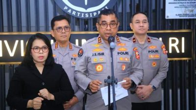 petugas Bareskrim Polri mengungkap kasus sindikat phishing lintas negara dengan barang bukti kejahatan siber