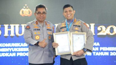 Penyerahan penghargaan nasional kepada Humas Polda Bengkulu dalam Rakernis Humas Polri 2026