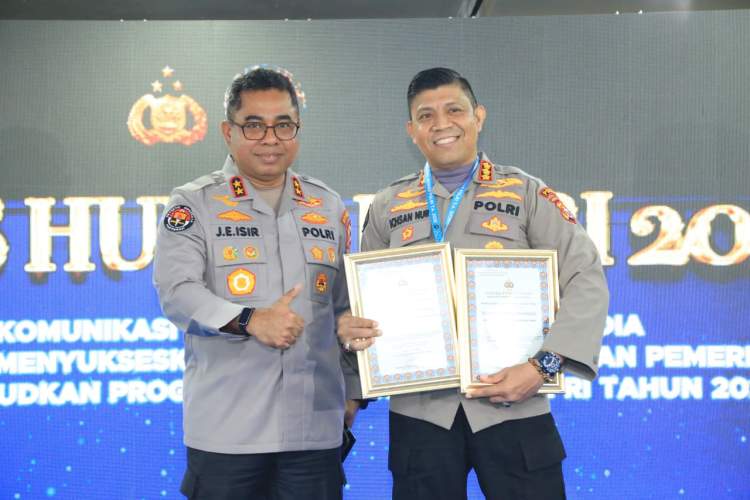 Penyerahan penghargaan nasional kepada Humas Polda Bengkulu dalam Rakernis Humas Polri 2026