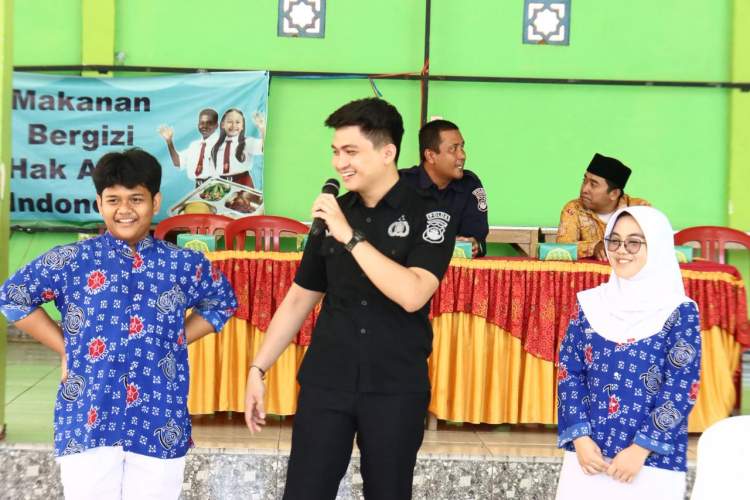 Personel Polda Bengkulu memberikan sosialisasi literasi digital kepada pelajar di sekolah