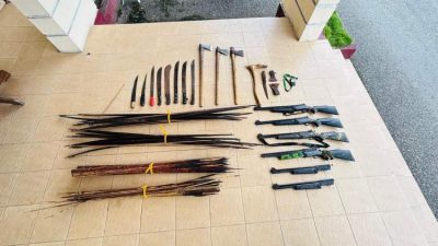 Petugas Satgas Operasi Damai Cartenz menunjukkan barang bukti anak panah dan senjata tradisional hasil penyisiran di Yahukimo Papua