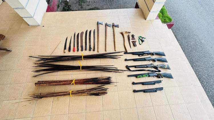 Petugas Satgas Operasi Damai Cartenz menunjukkan barang bukti anak panah dan senjata tradisional hasil penyisiran di Yahukimo Papua