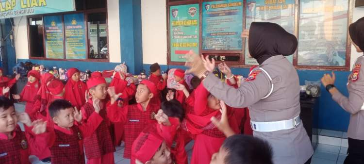 Anak-anak TK Alqiswah belajar rambu lalu lintas bersama polisi di Polda Bengkulu