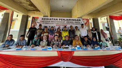 Warga mengikuti kegiatan reses DPRD Lebong di halaman Kantor Camat Tubei