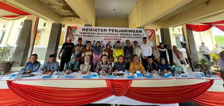 Warga mengikuti kegiatan reses DPRD Lebong di halaman Kantor Camat Tubei
