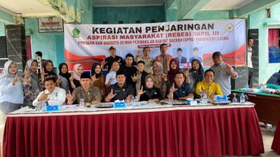 Warga menyampaikan aspirasi dalam kegiatan reses DPRD Lebong di Kantor Camat Topos