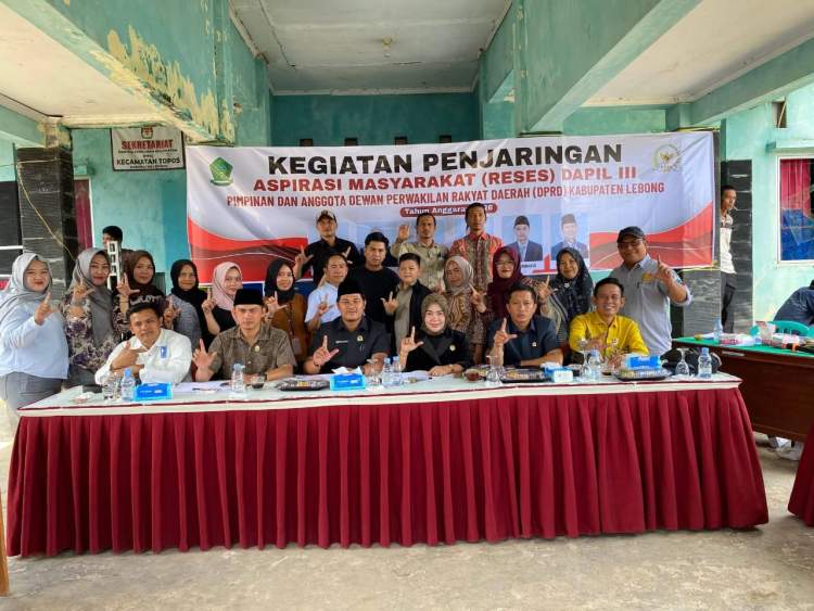 Warga menyampaikan aspirasi dalam kegiatan reses DPRD Lebong di Kantor Camat Topos