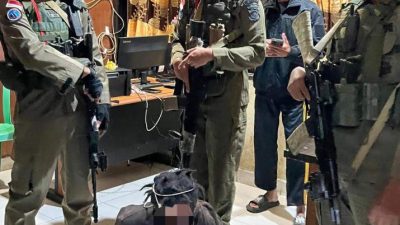Petugas Satgas Damai Cartenz mengamankan dua tersangka KKB di Oksibil Papua Pegunungan