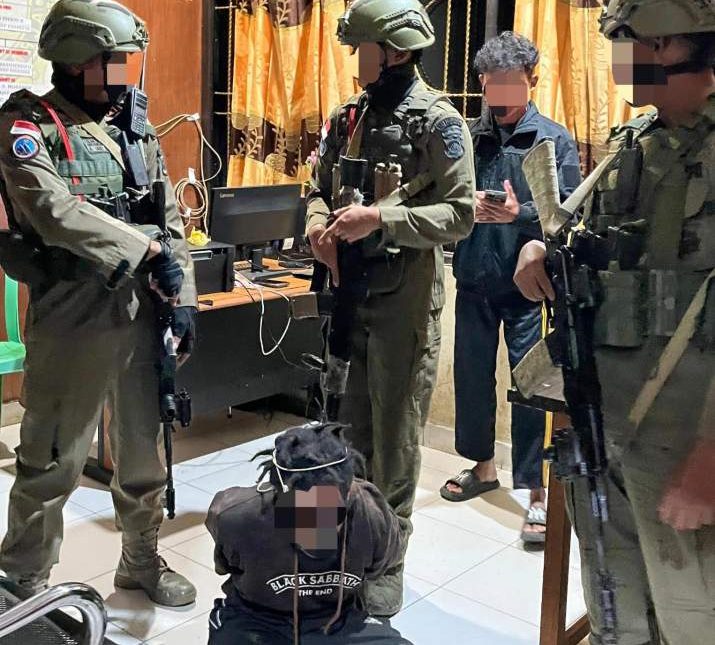 Petugas Satgas Damai Cartenz mengamankan dua tersangka KKB di Oksibil Papua Pegunungan