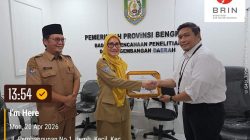 Penyerahan sertifikat Indeks Daya Saing Daerah Bengkulu oleh BRIN kepada Kepala Bapperida