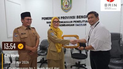 Penyerahan sertifikat Indeks Daya Saing Daerah Bengkulu oleh BRIN kepada Kepala Bapperida