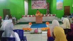 perempuan desa mengikuti kegiatan peringatan Hari Kartini di aula desa