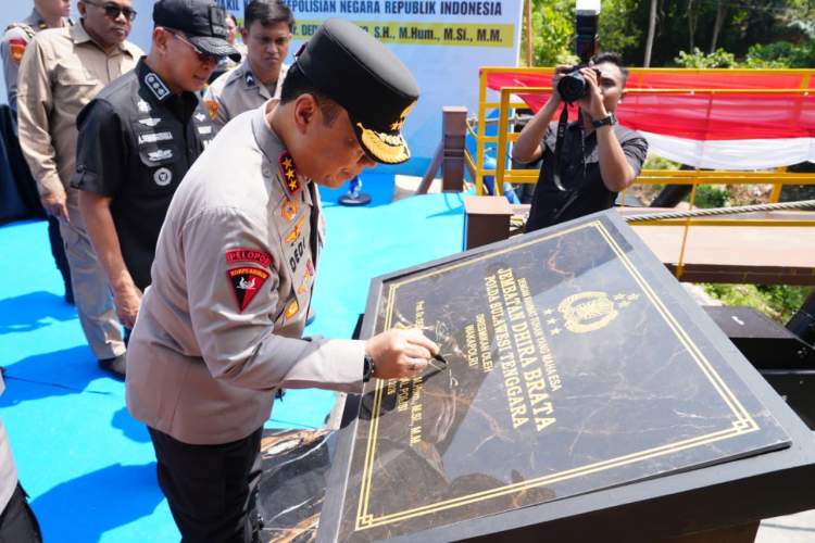 Wakapolri meresmikan jembatan perintis Dhira Brata di Kolaka