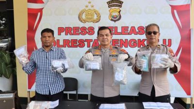 Kapolresta Bengkulu bersama jajaran menunjukkan barang bukti narkoba saat konferensi pers