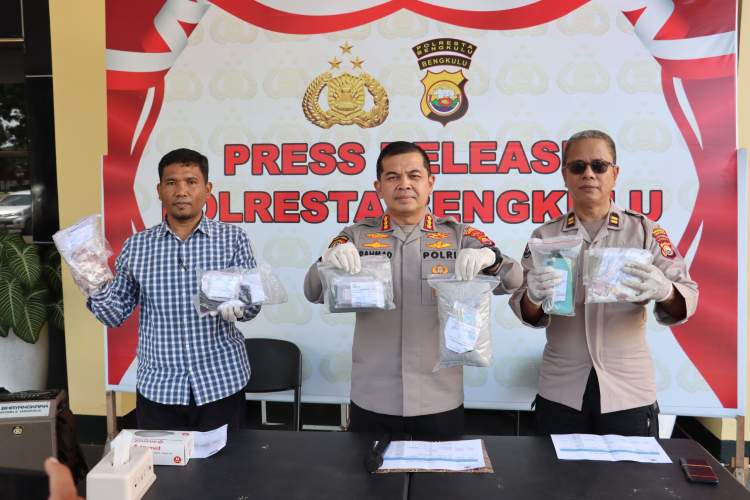 Kapolresta Bengkulu bersama jajaran menunjukkan barang bukti narkoba saat konferensi pers
