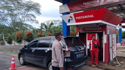 polisi melakukan patroli di SPBU memantau kondisi pengisian BBM