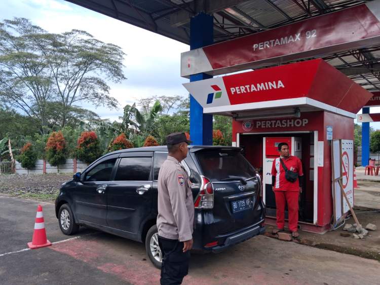 polisi melakukan patroli di SPBU memantau kondisi pengisian BBM
