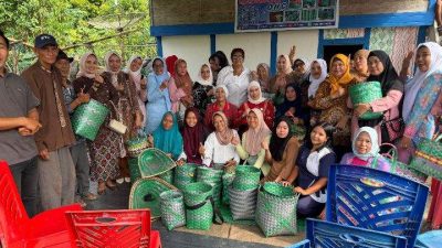 warga membuat anyaman dari limbah plastik di sentra UMKM Desa Seguring