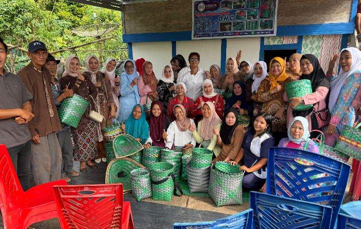 warga membuat anyaman dari limbah plastik di sentra UMKM Desa Seguring