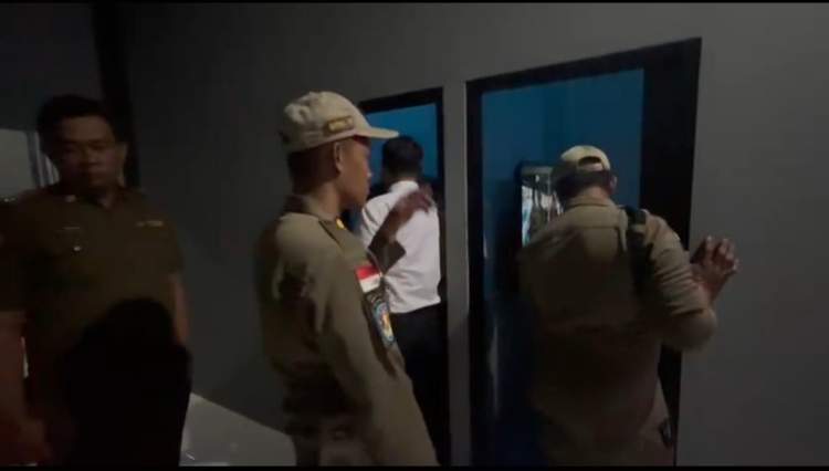 petugas Satpol PP memeriksa bilik game online di Kota Bengkulu