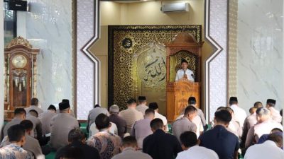 Personel Polda Bengkulu mengikuti kegiatan Binrohtal di Masjid Al-Amin dengan suasana khusyuk