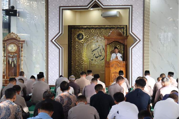 Personel Polda Bengkulu mengikuti kegiatan Binrohtal di Masjid Al-Amin dengan suasana khusyuk