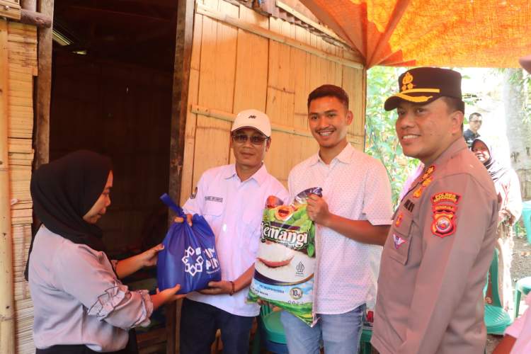 Polres Kepahiang menyerahkan bantuan sosial kepada korban sengatan listrik di Desa Talang Sawah