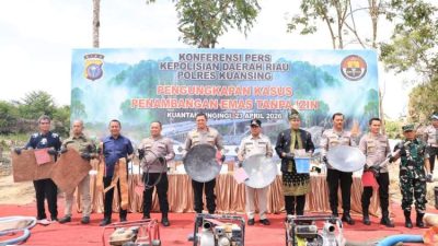 Wakapolda Riau memimpin konferensi pers pengungkapan tambang emas ilegal di Kuantan Singingi