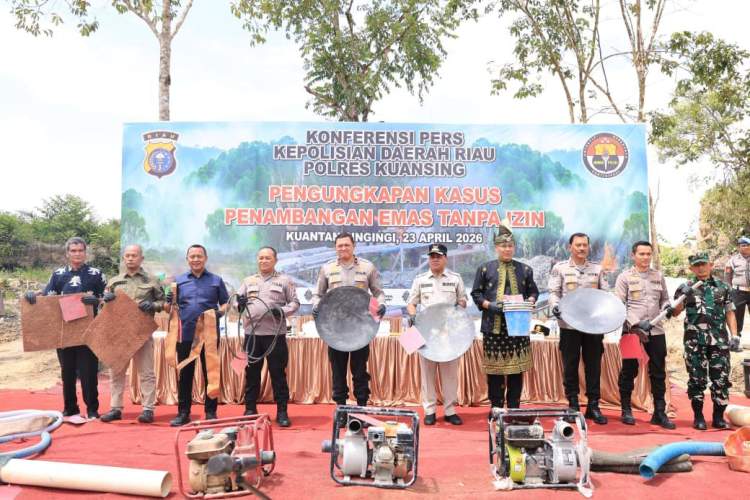 Wakapolda Riau memimpin konferensi pers pengungkapan tambang emas ilegal di Kuantan Singingi