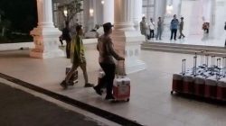 Personel Polresta Bengkulu membantu mengangkat koper jamaah haji ke dalam bus