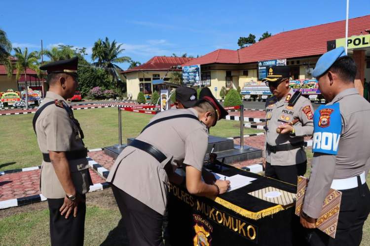 Upacara serah terima jabatan perwira Polres Mukomuko di halaman Mapolres