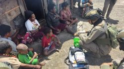 Personel Satgas Damai Cartenz memberikan layanan kesehatan kepada warga pengungsian di Sinak