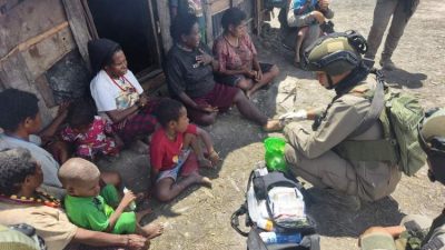 Personel Satgas Damai Cartenz memberikan layanan kesehatan kepada warga pengungsian di Sinak