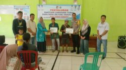 Penyaluran BLT Dana Desa kepada warga di Kantor Desa Tanah Harapan Mukomuko