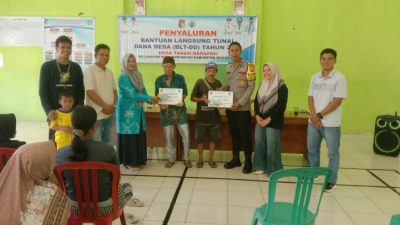 Penyaluran BLT Dana Desa kepada warga di Kantor Desa Tanah Harapan Mukomuko