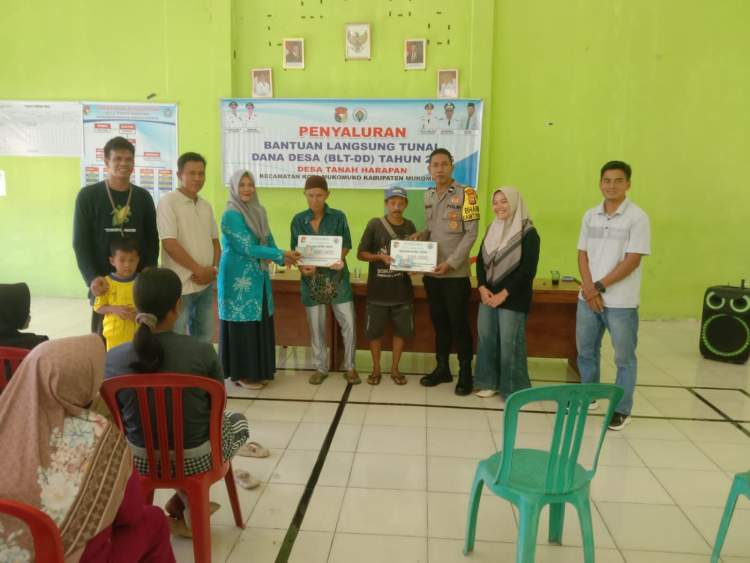 Penyaluran BLT Dana Desa kepada warga di Kantor Desa Tanah Harapan Mukomuko