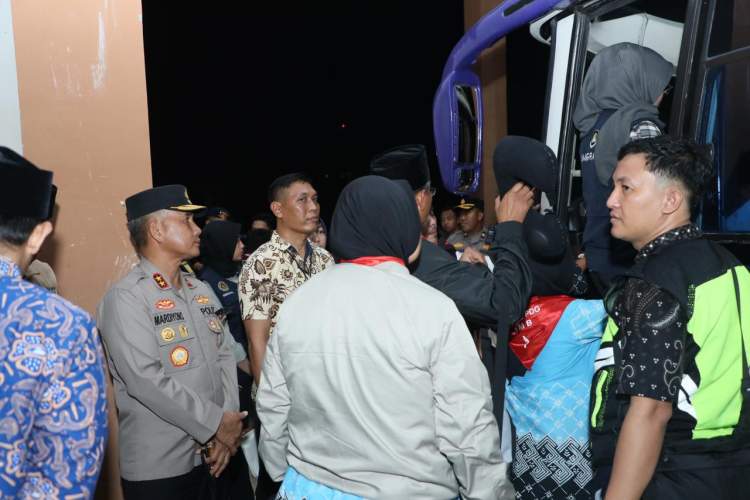 Kapolda Bengkulu melepas jamaah haji Kloter 1 di Wisma Haji Bengkulu