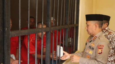 Kapolda Bengkulu membagikan makanan kepada tahanan di Rutan Polda Bengkulu