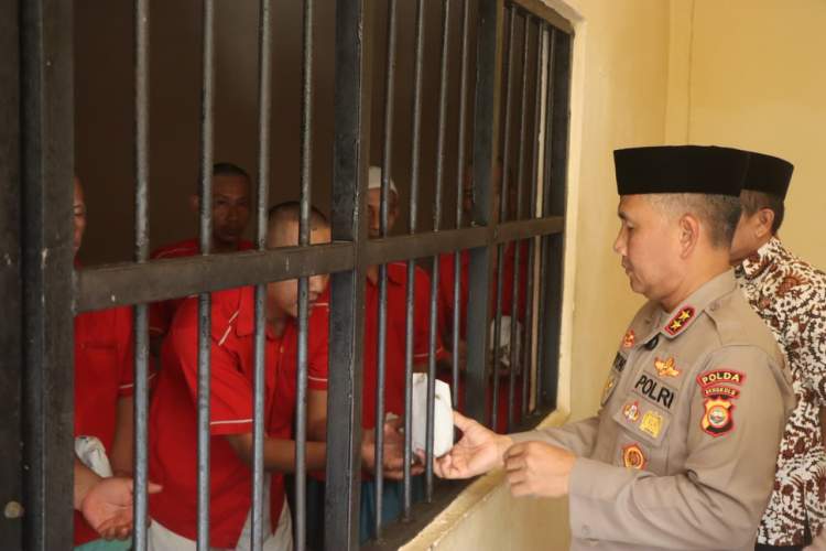 Kapolda Bengkulu membagikan makanan kepada tahanan di Rutan Polda Bengkulu