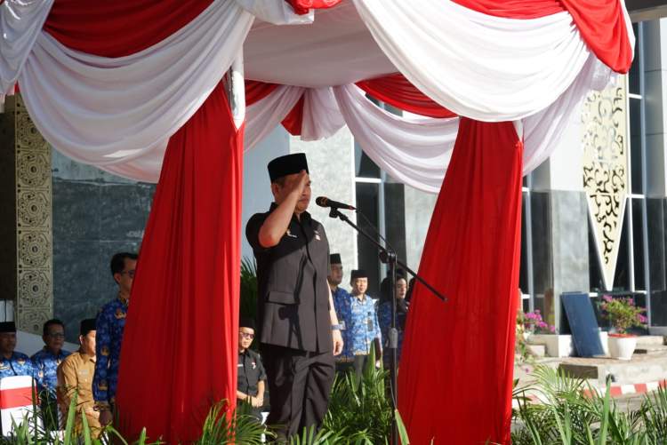 Sekda Bengkulu Herwan Antoni memimpin upacara Hari Otonomi Daerah 2026 di Lapangan Kantor Gubernur