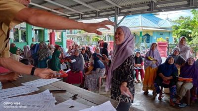 Warga Lubuk Sirih Ilir menerima bantuan beras 20 kg dari pemerintah di kantor desa